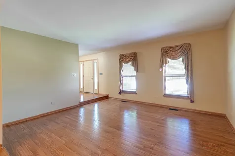 1889 Mcrae Lane Mundelein IL 60060