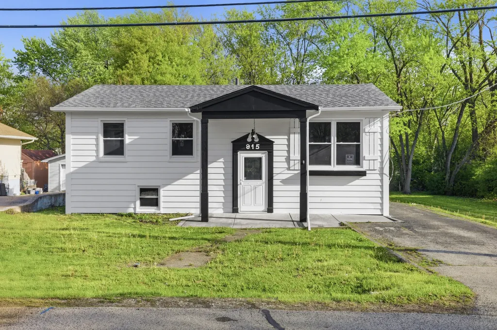 915 Mayfield Drive Round Lake Beach IL 60073