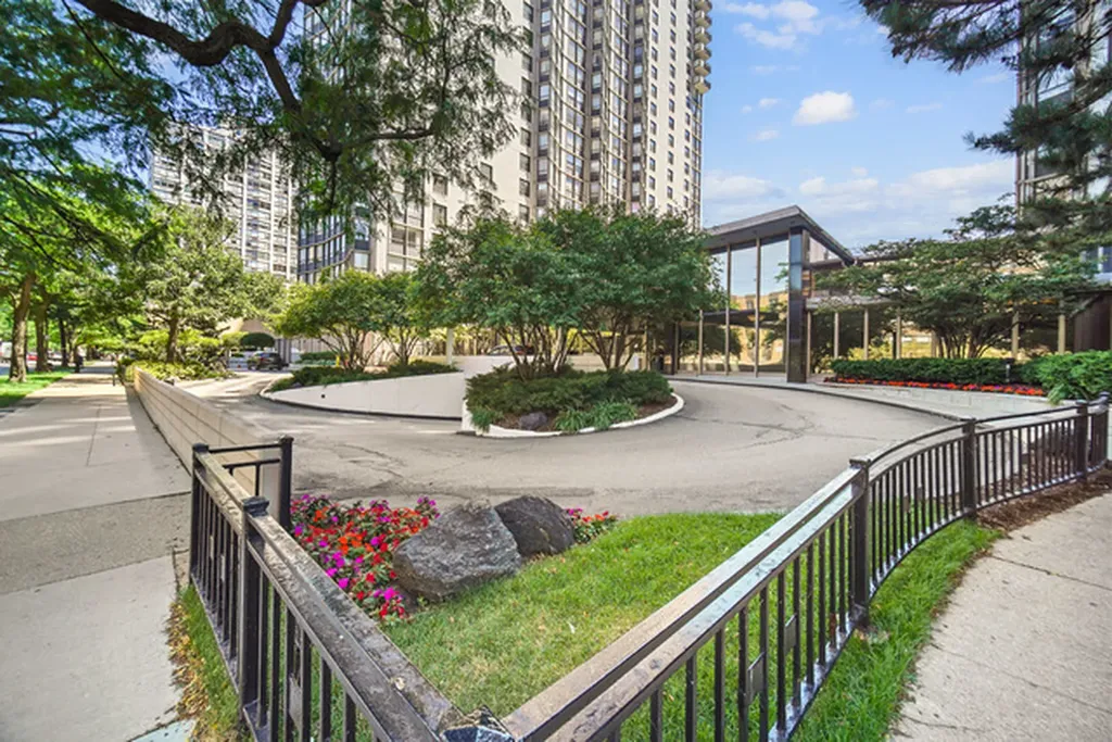 5701 North Sheridan Road Chicago IL 60660
