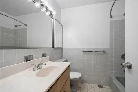 5701 North Sheridan Road Chicago IL 60660