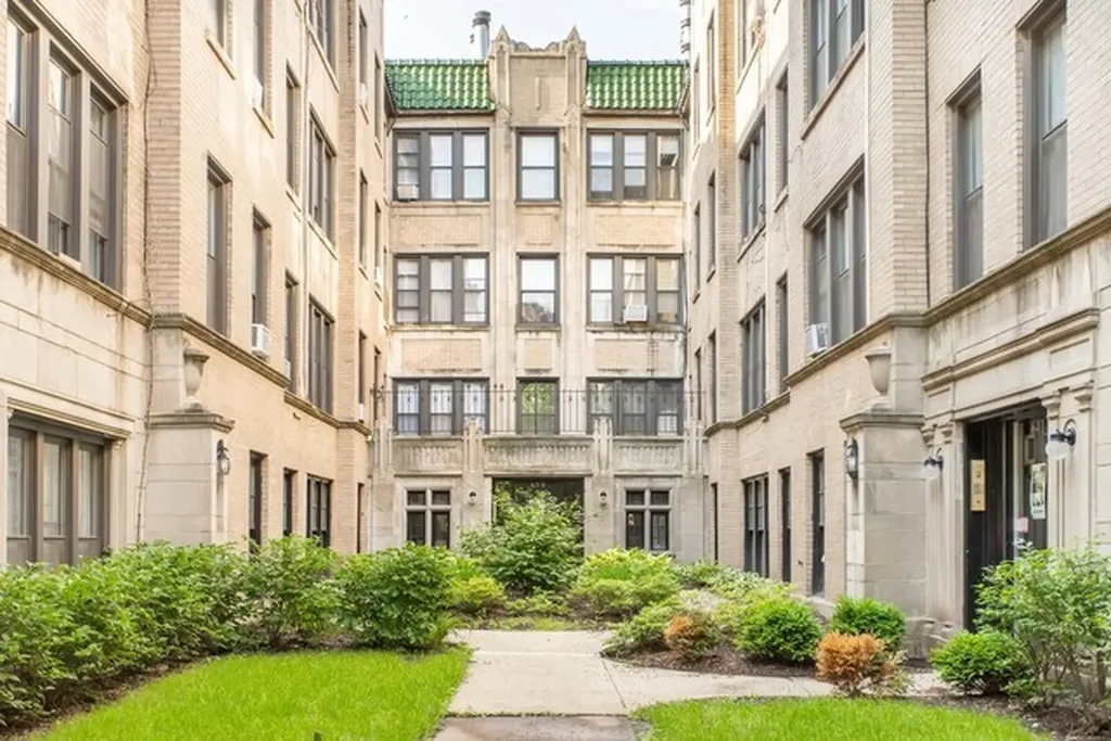 635 West Roscoe Street Chicago IL 60657
