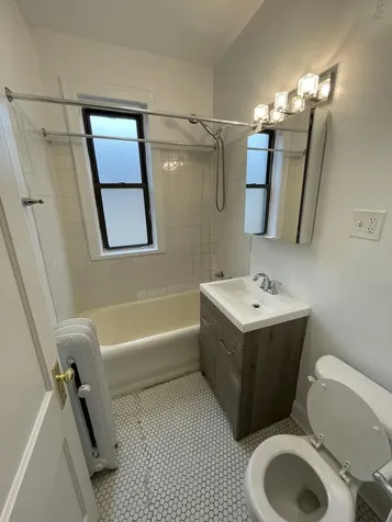635 West Roscoe Street Chicago IL 60657