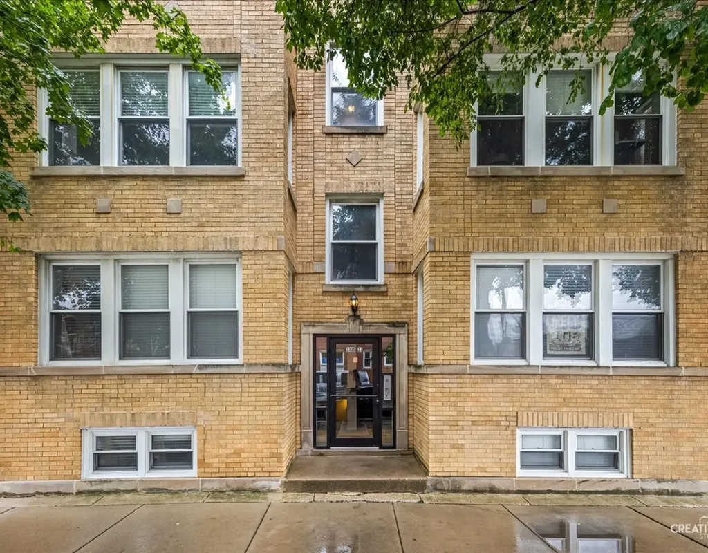 3335 West Byron Street Chicago IL 60618