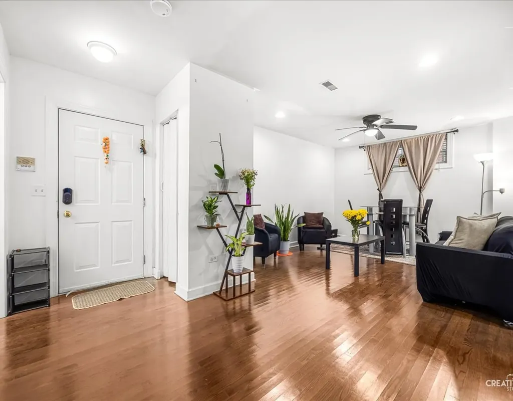 3335 West Byron Street Chicago IL 60618