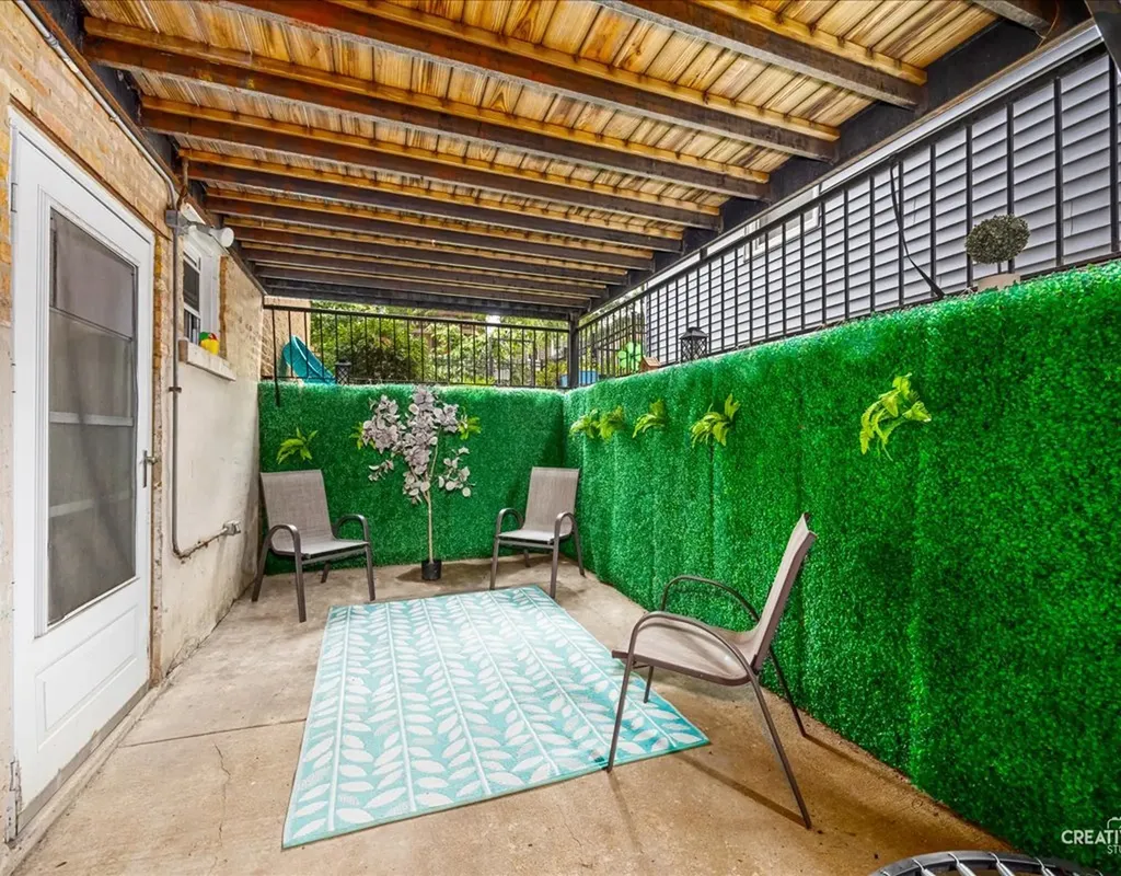 3335 West Byron Street Chicago IL 60618