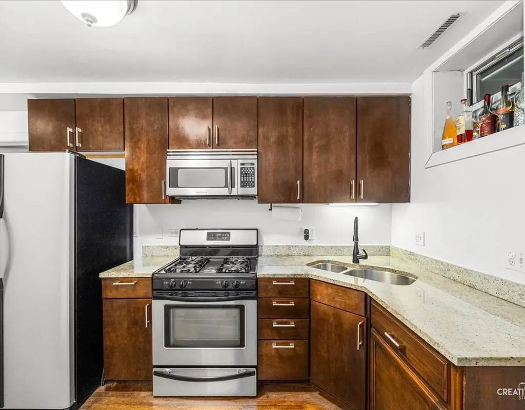3335 West Byron Street Chicago IL 60618