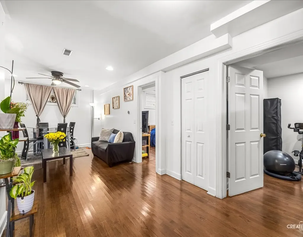 3335 West Byron Street Chicago IL 60618