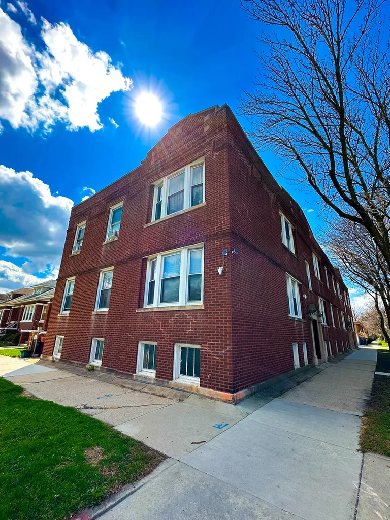 4043 West Argyle Street Chicago IL 60630