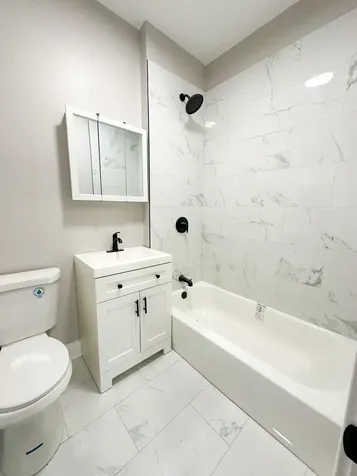 4043 West Argyle Street Chicago IL 60630