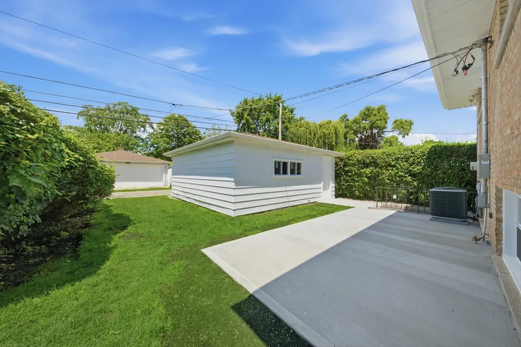 8434 Lawndale Avenue Skokie IL 60076