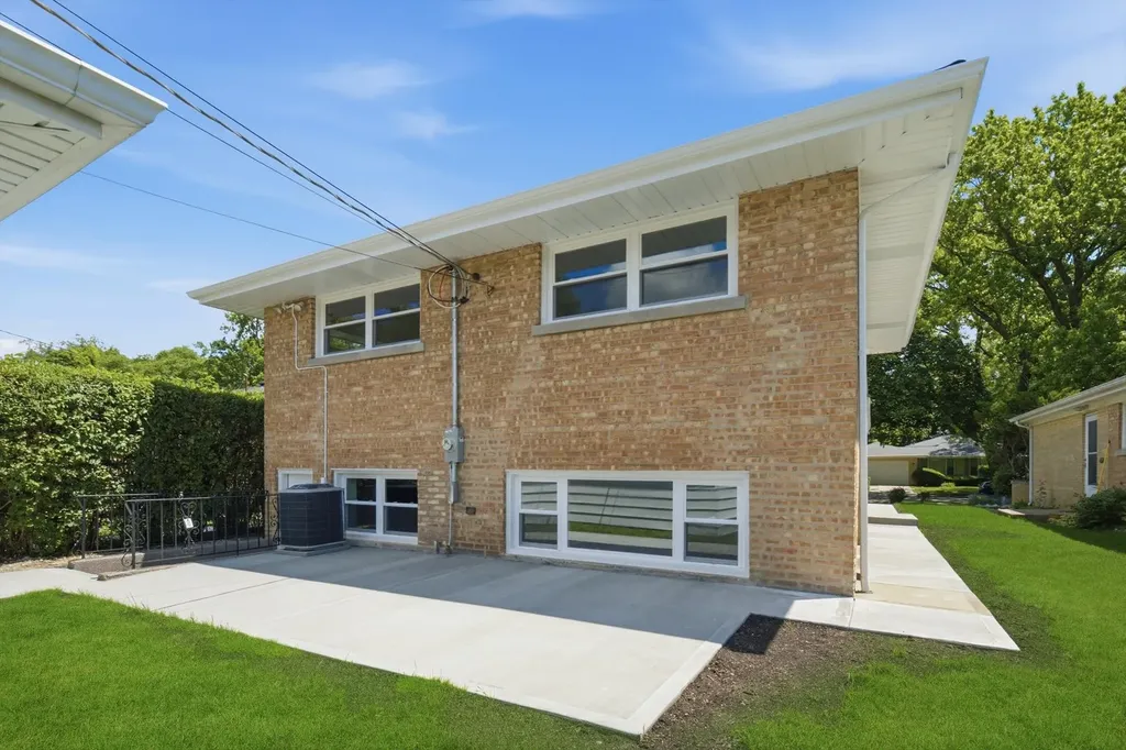 8434 Lawndale Avenue Skokie IL 60076