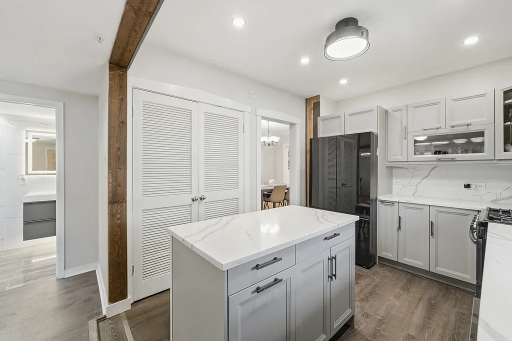 5523 North Neenah Avenue Chicago IL 60656