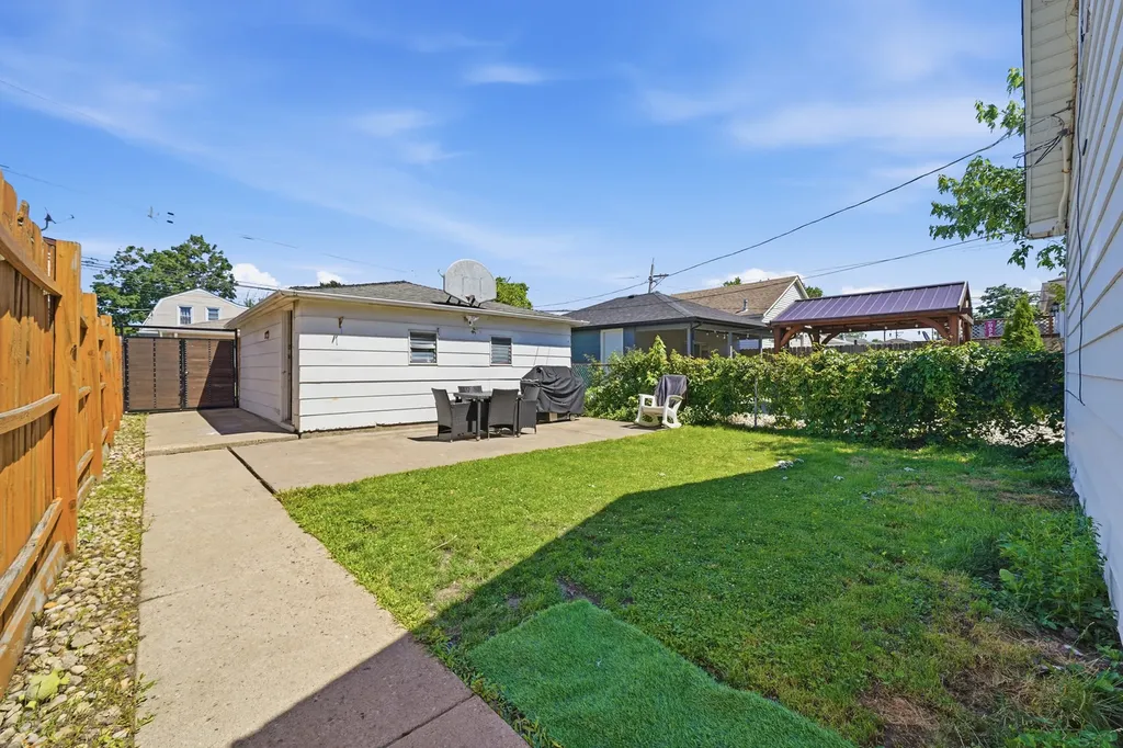 5523 North Neenah Avenue Chicago IL 60656