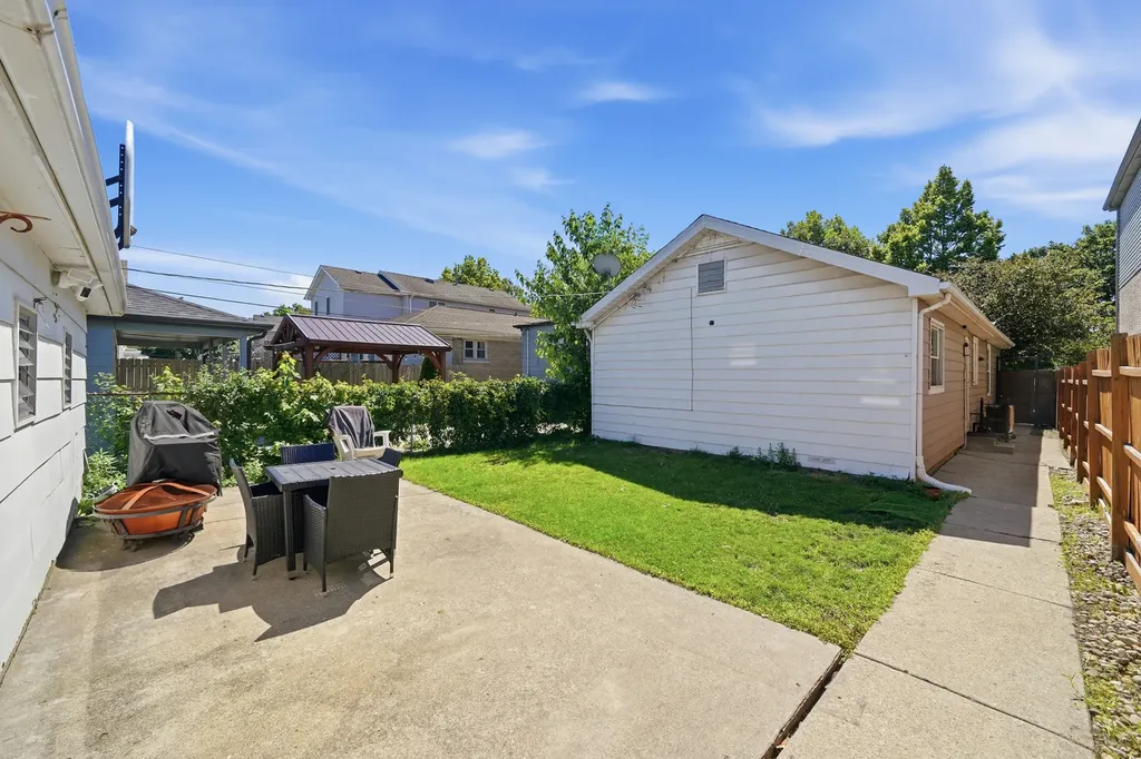 5523 North Neenah Avenue Chicago IL 60656
