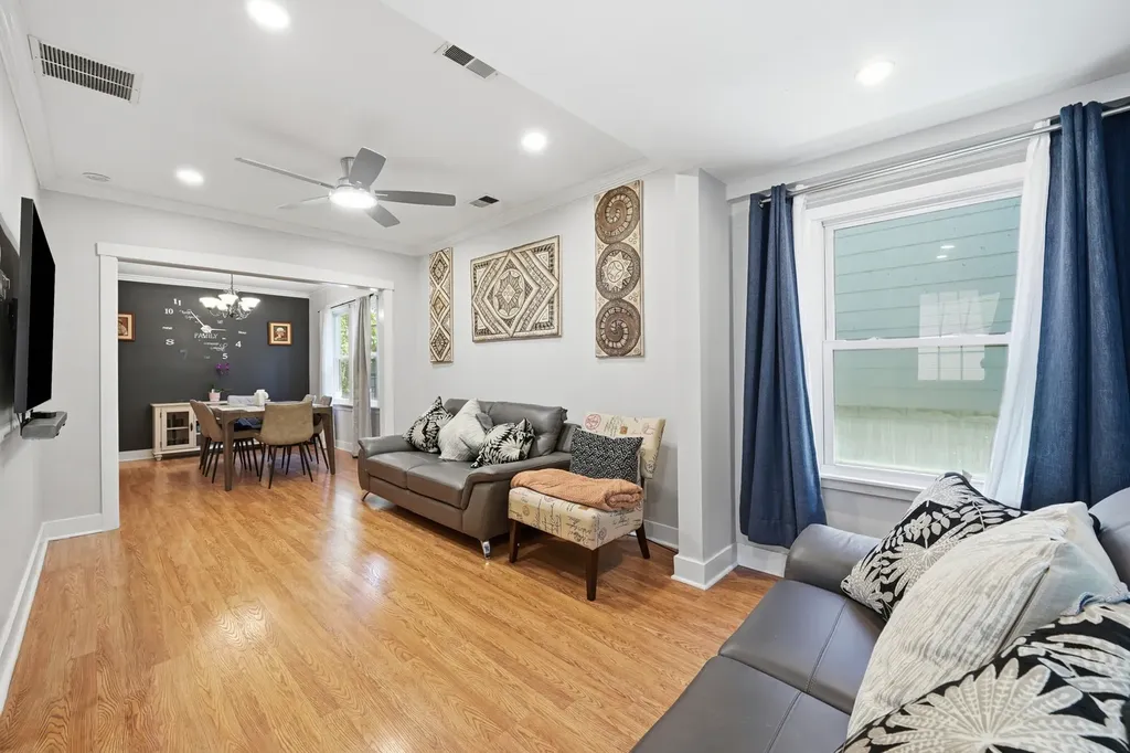 5523 North Neenah Avenue Chicago IL 60656