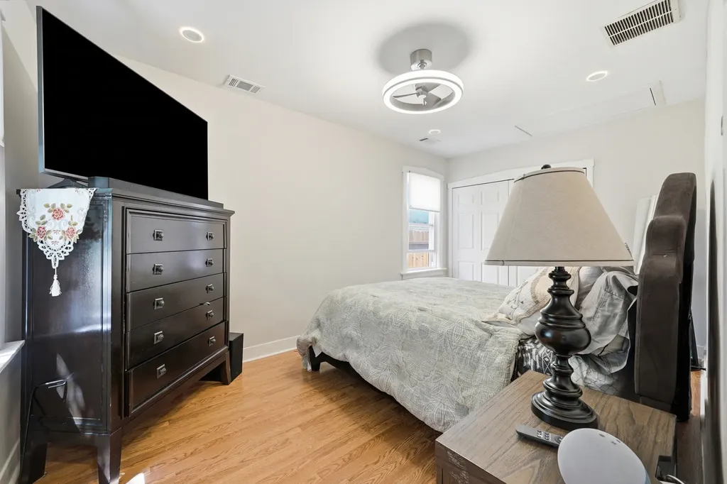5523 North Neenah Avenue Chicago IL 60656