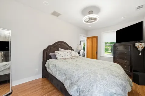 5523 North Neenah Avenue Chicago IL 60656