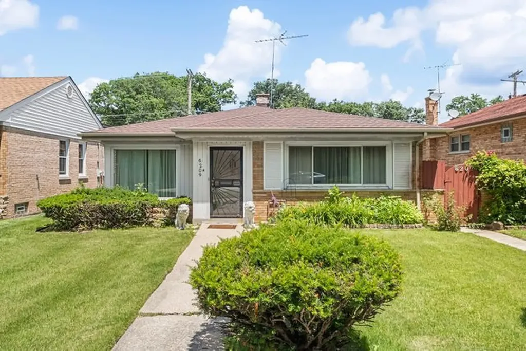 6209 North Caldwell Avenue Chicago IL 60646