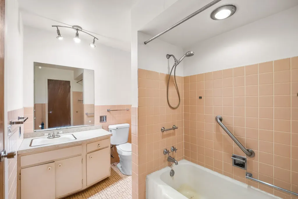 6209 North Caldwell Avenue Chicago IL 60646