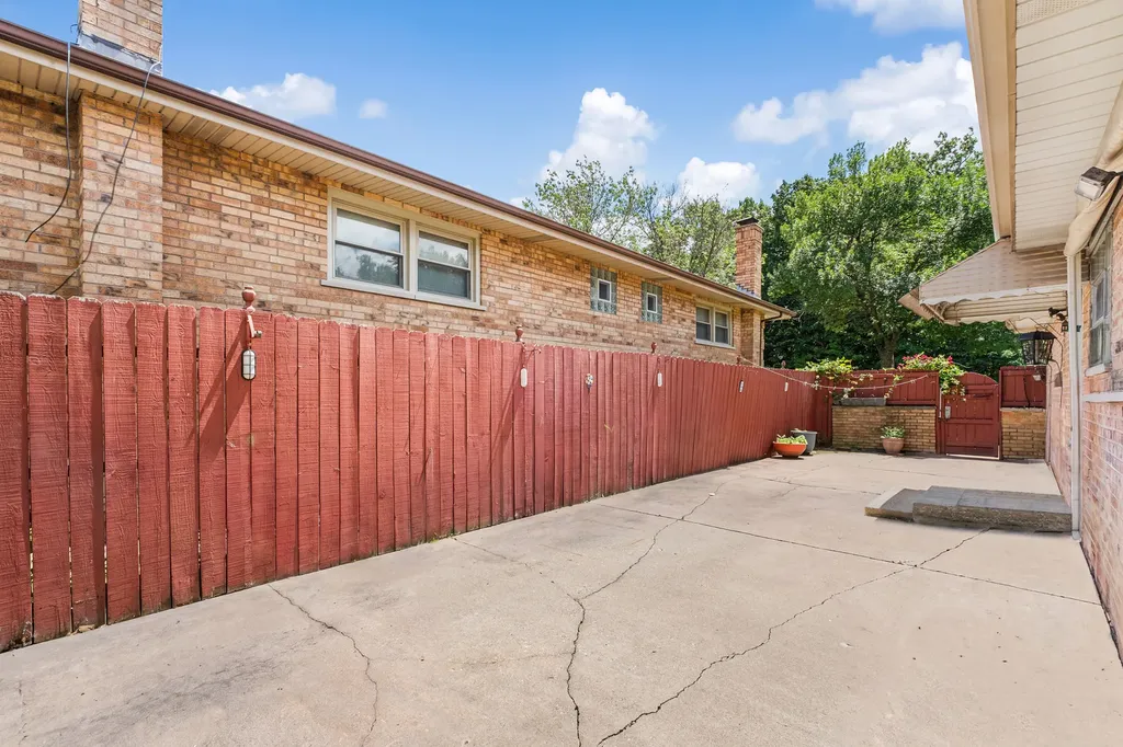 6209 North Caldwell Avenue Chicago IL 60646