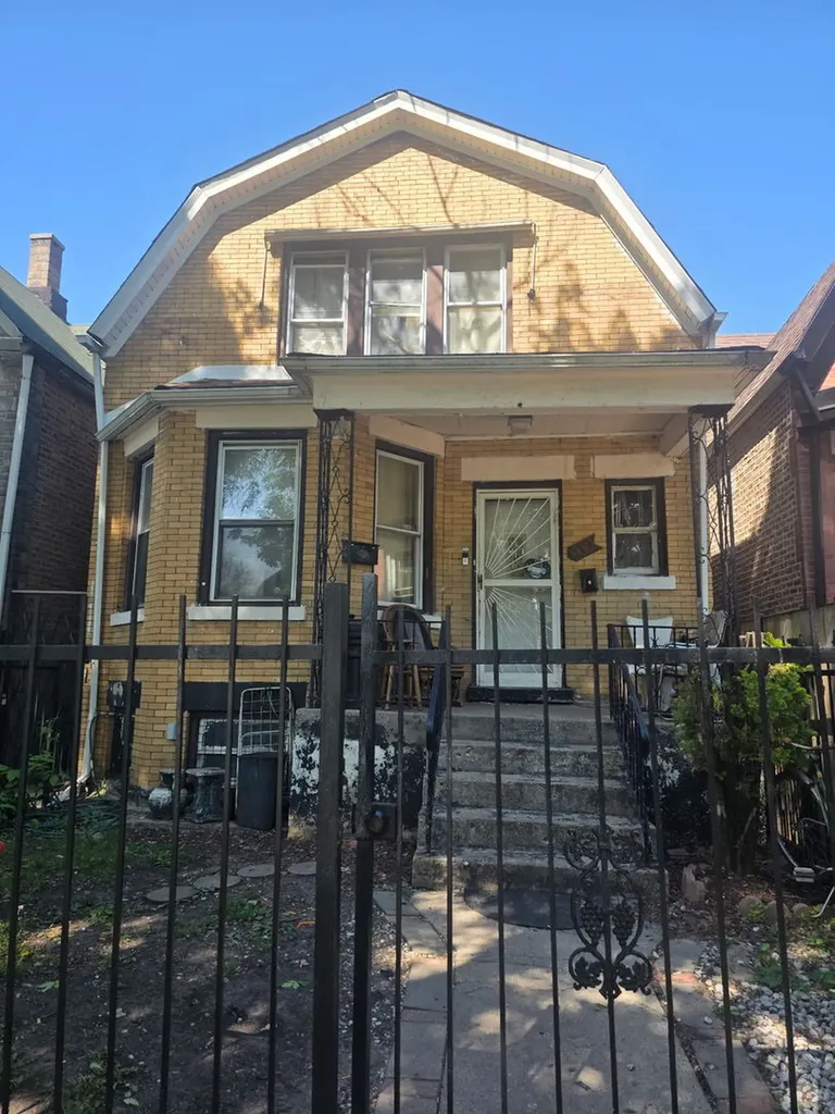 912 North Trumbull Avenue Chicago IL 60651