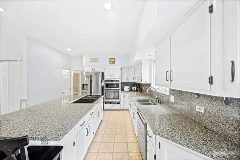 1058 Courtland Place Aurora IL 60502