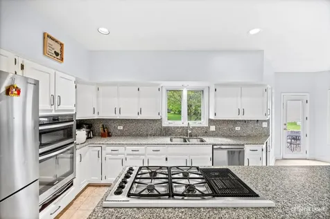 1058 Courtland Place Aurora IL 60502