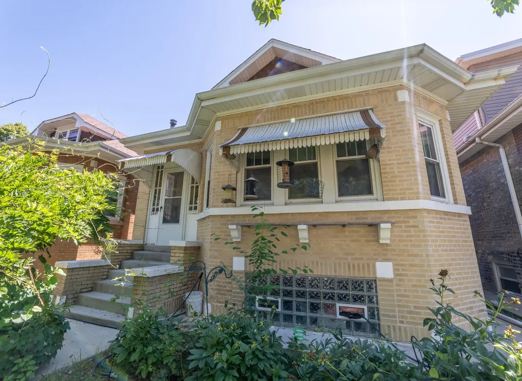 2849 North Luna Avenue Chicago IL 60641