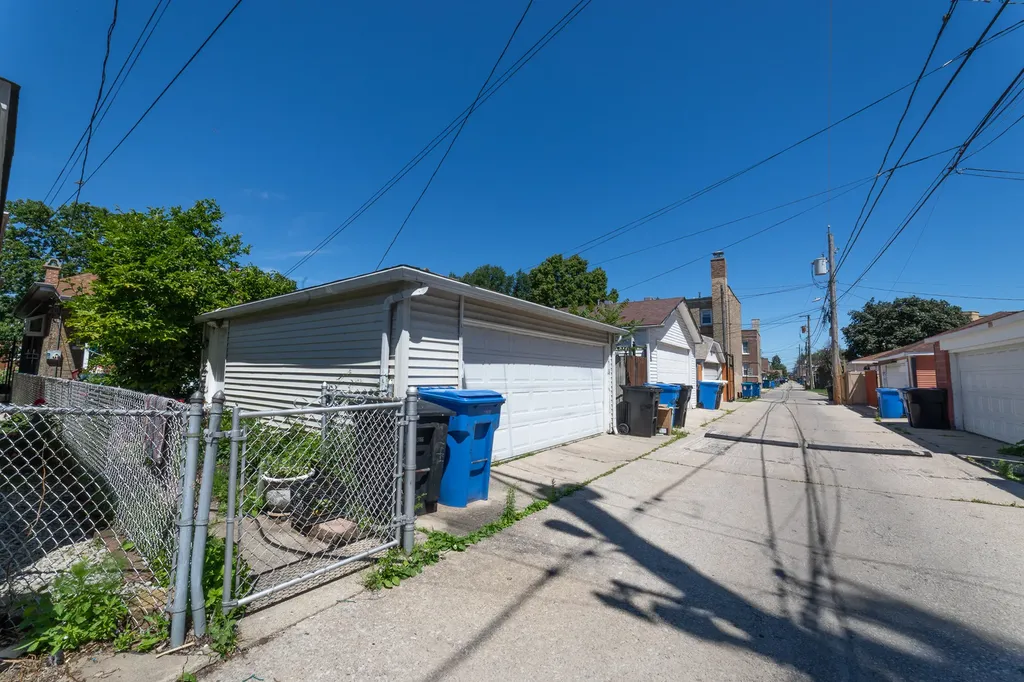 2849 North Luna Avenue Chicago IL 60641