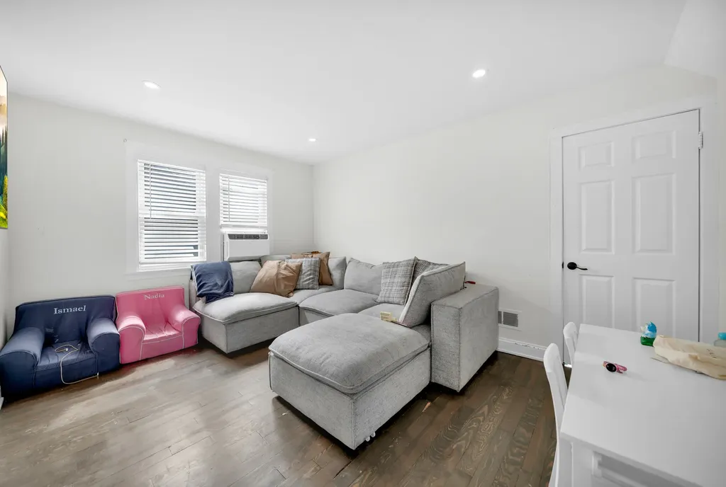 4918 West Winnemac Avenue Chicago IL 60630