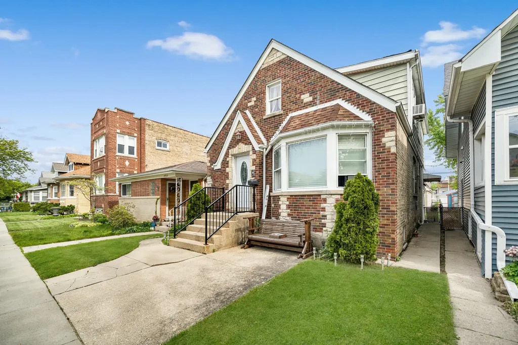 4918 West Winnemac Avenue Chicago IL 60630