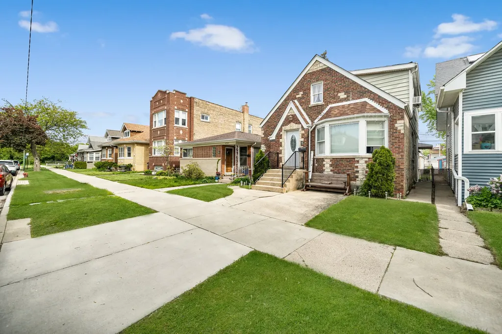 4918 West Winnemac Avenue Chicago IL 60630
