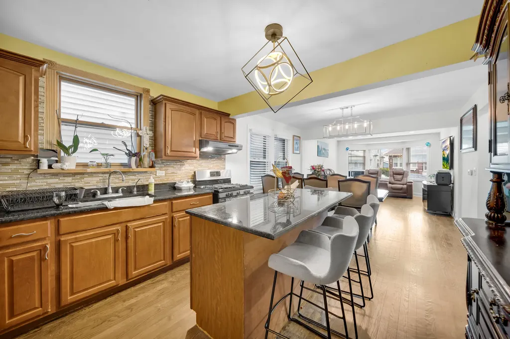 4918 West Winnemac Avenue Chicago IL 60630
