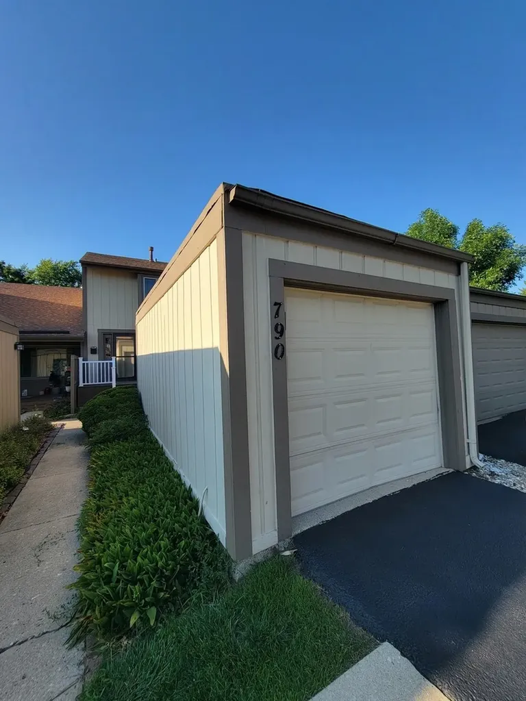 790 Overland Court Roselle IL 60172