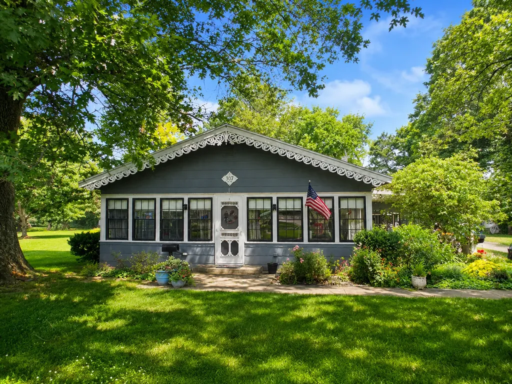 307 West Webster Street Benton IL 62812