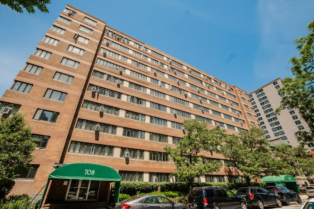 700 West Bittersweet Place Chicago IL 60613