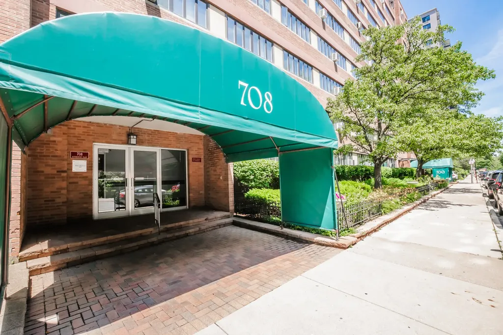 700 West Bittersweet Place Chicago IL 60613