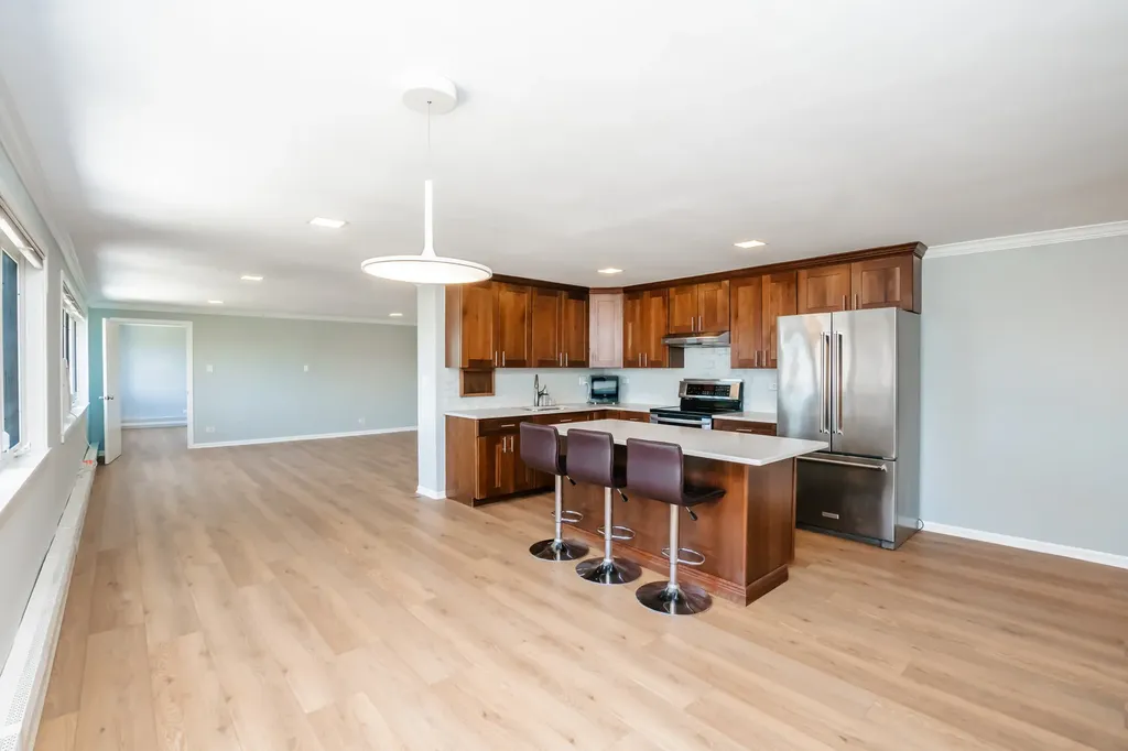 700 West Bittersweet Place Chicago IL 60613