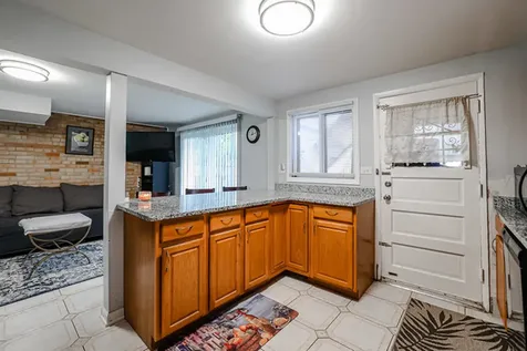 9275 North Hamlin Avenue N Des Plaines IL 60016