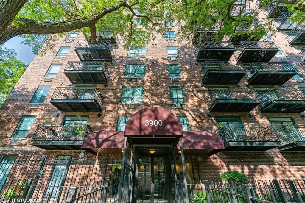 3900 North Pine Grove Avenue Chicago IL 60613