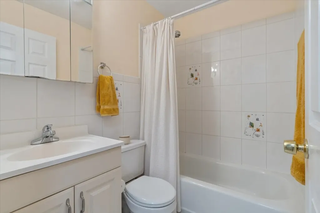 3900 North Pine Grove Avenue Chicago IL 60613