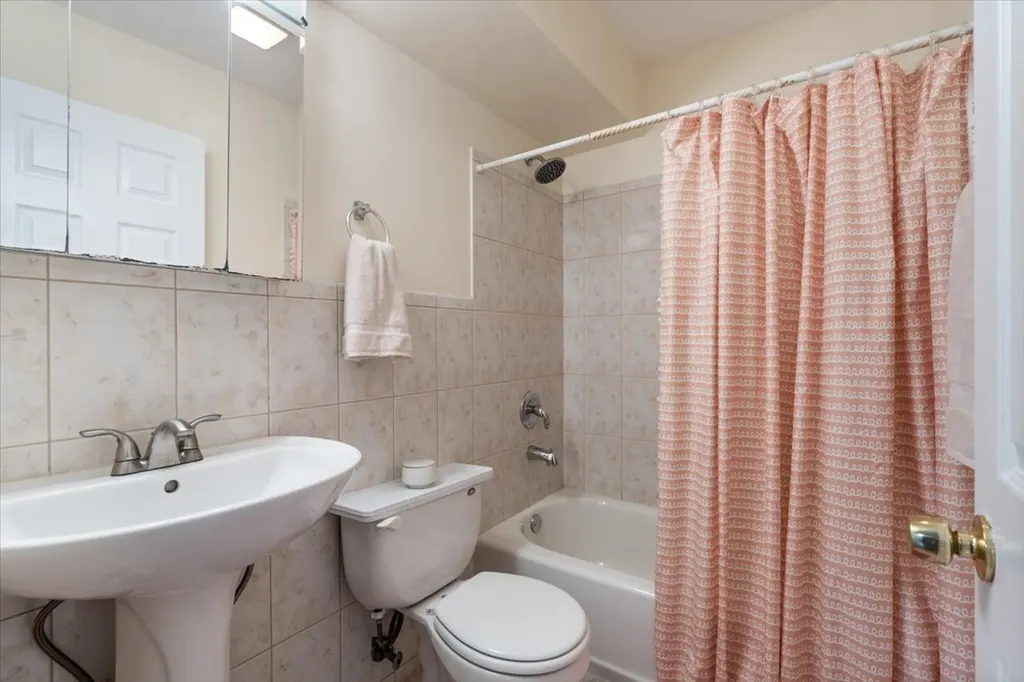 3900 North Pine Grove Avenue Chicago IL 60613