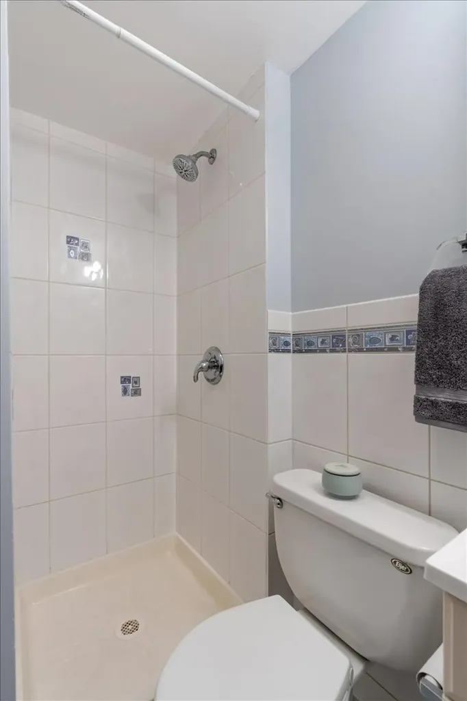 3900 North Pine Grove Avenue Chicago IL 60613