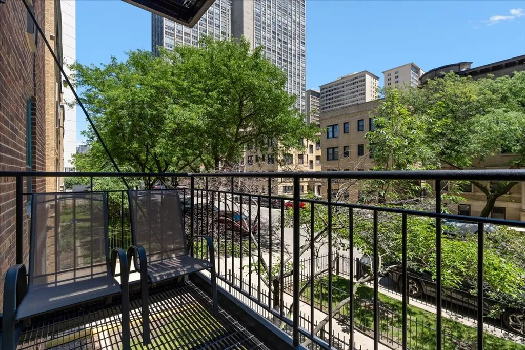 3900 North Pine Grove Avenue Chicago IL 60613