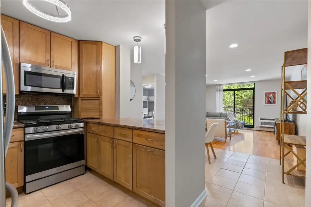 3900 North Pine Grove Avenue Chicago IL 60613