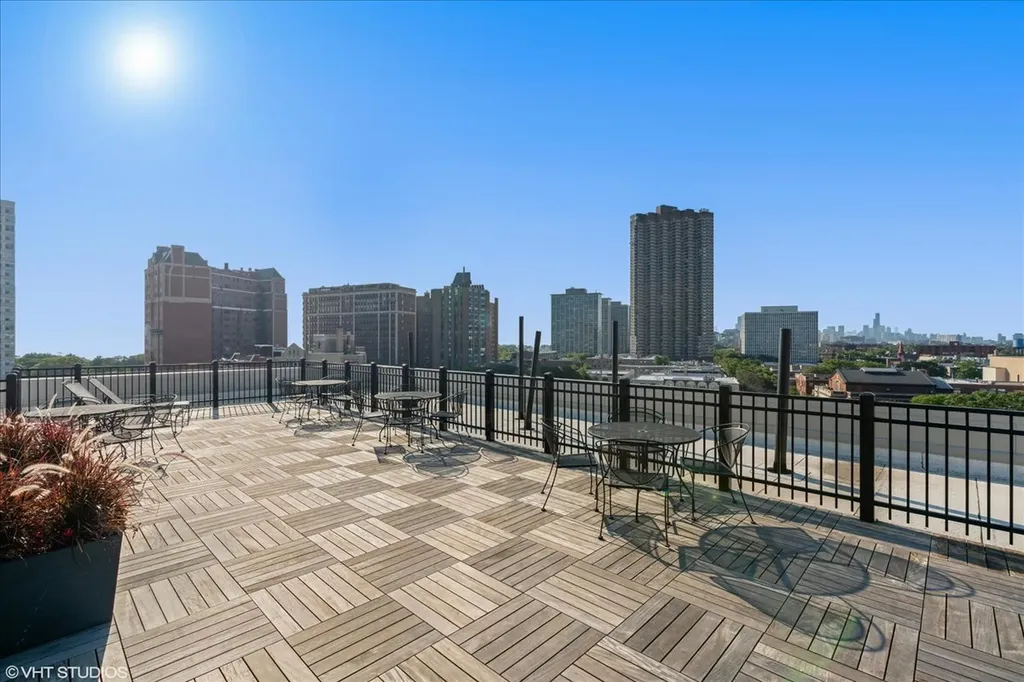 3900 North Pine Grove Avenue Chicago IL 60613