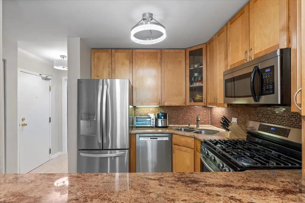 3900 North Pine Grove Avenue Chicago IL 60613
