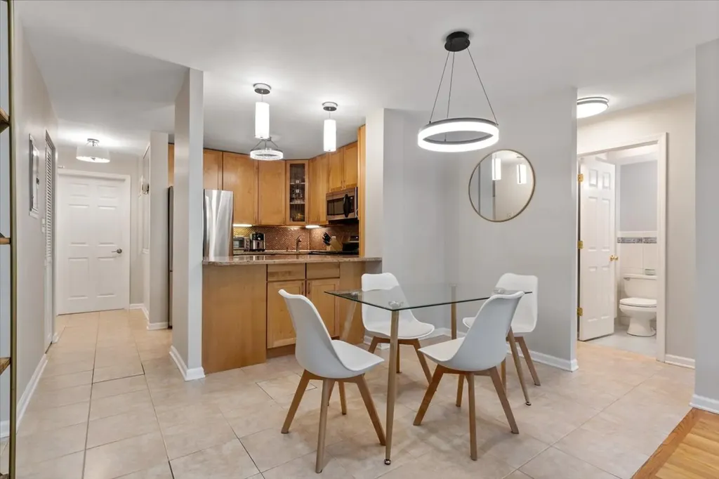 3900 North Pine Grove Avenue Chicago IL 60613