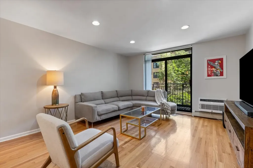 3900 North Pine Grove Avenue Chicago IL 60613