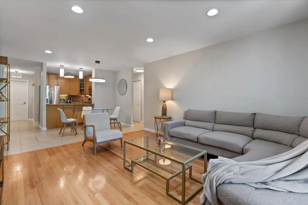 3900 North Pine Grove Avenue Chicago IL 60613